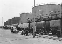 171005 Afbeelding van ketelwagens bij de opslagtanks van Paktank te Rotterdam (Botlek).